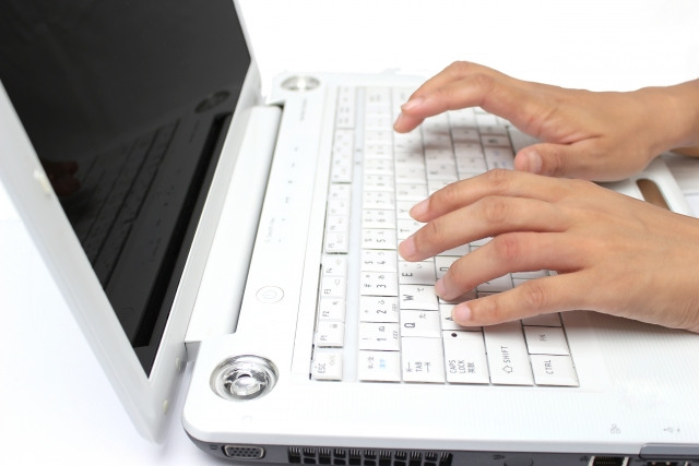 ノートパソコンでキーボード入力をする手