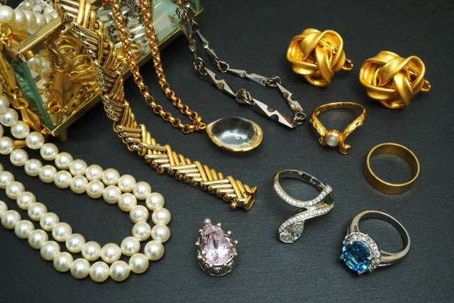 テーブル上に並んだアクセサリー類