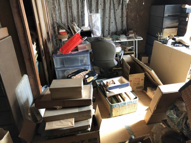 散らかった部屋