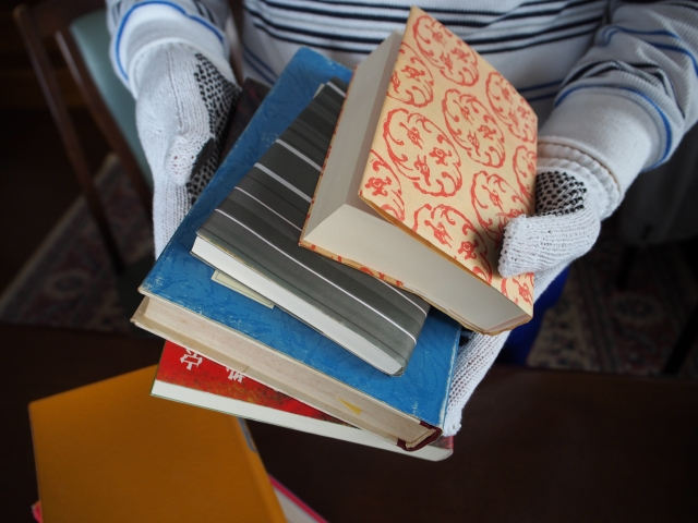 書籍を整理する軍手を着用した手